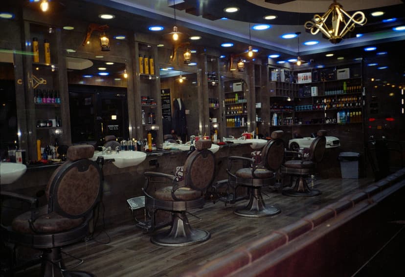 Cadeiras de barbeiro vintage em ambiente escuro