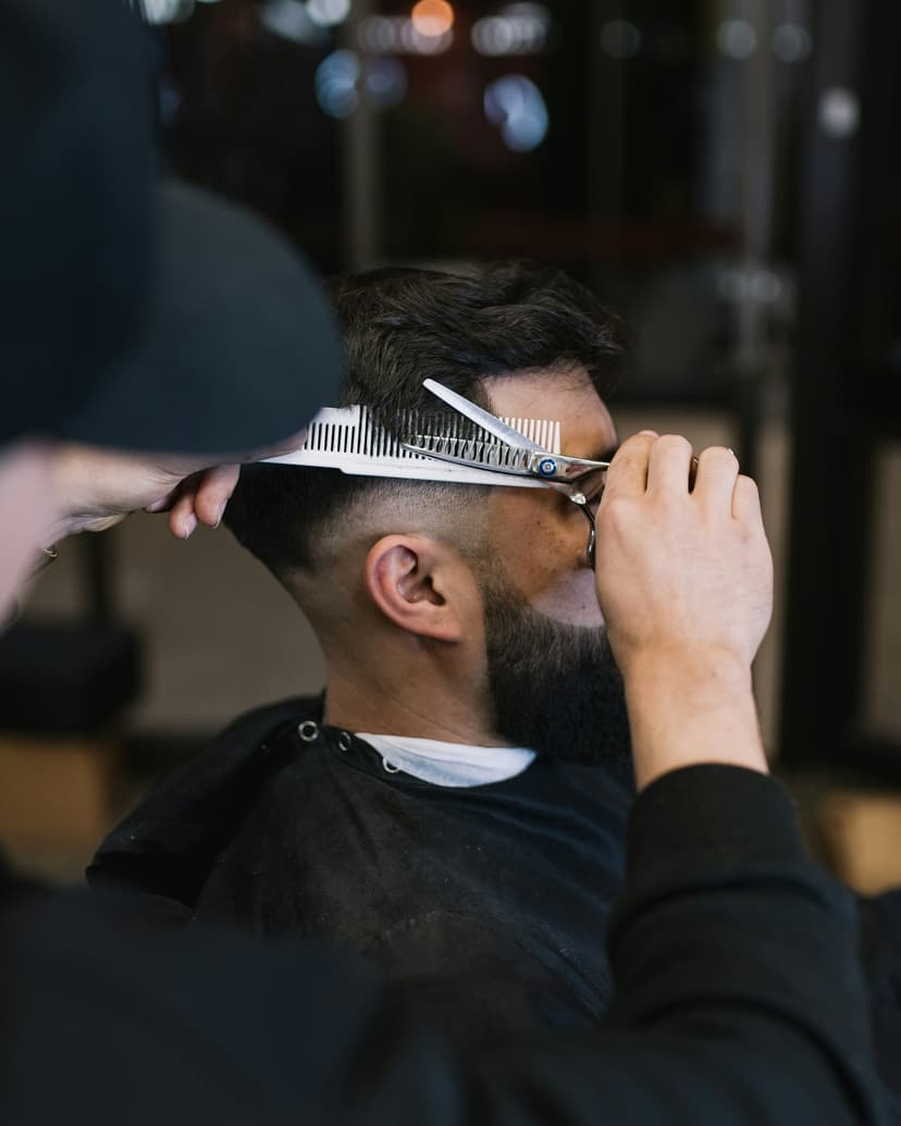 Corte de cabelo masculino em andamento