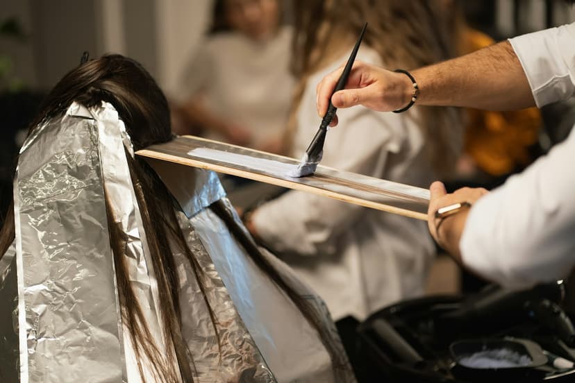 Corte de cabelo feminino em andamento